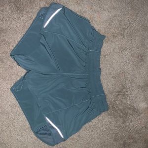 Lululemon size 8 hotty hot shorts 4”